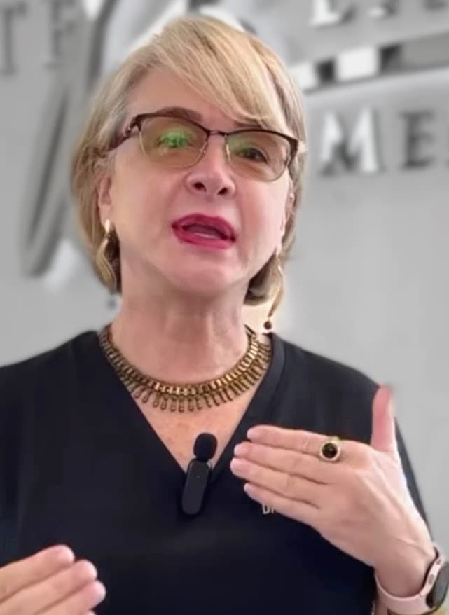 Prof. Dr. Sonia Bordin-Aykroyd presenting clinical laser education